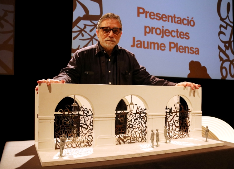 Catalan sculptor Jaume Plensa with his Liceu music hall doors project Constel·lacions on May 9, 2022 (by Pau Cortina)